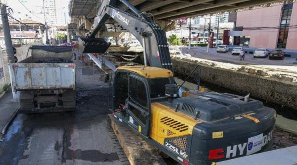 Limpeza do Canal da Costa avança no trecho embaixo da Terceira Ponte