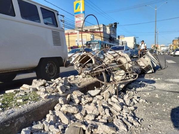 Poste fica destruído após acidente envolvendo carro e carreta em Vila Velha