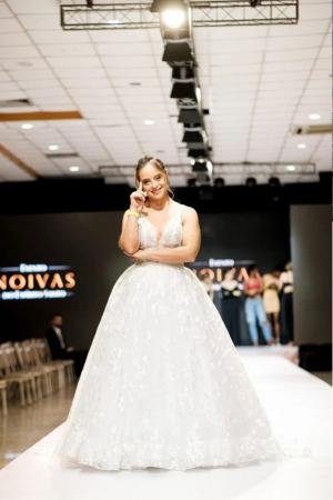 Modelo com Down brilha na passarela de evento de noivas no ES