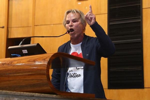 Polêmica do traje formal: Sergio Meneguelli terá que se adequar à obrigação e farda e chapéu seguem liberados