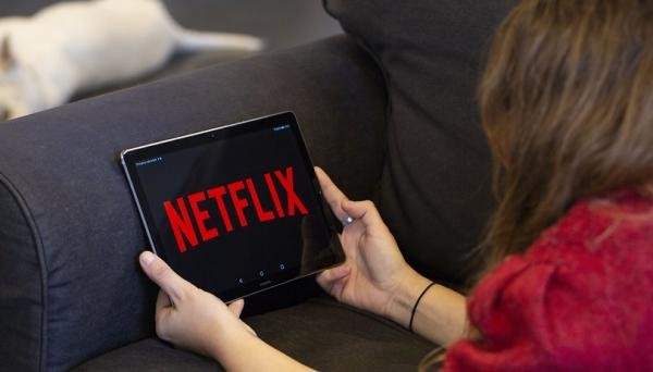 Netflix passa a cobrar R$ 12,90 por senhas compartilhadas