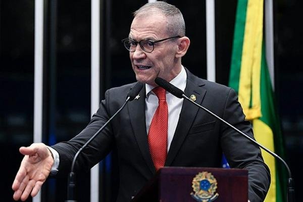 Contarato efetiva pedido de cassação de Magno por crime de racismo