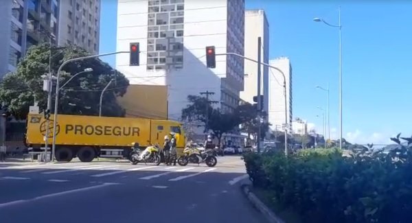 Operação policial escolta grande carga de dinheiro e para Centro de Vitória