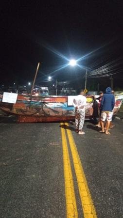 Pescadores protestam contra assoreamento do rio Reis Magos na Serra