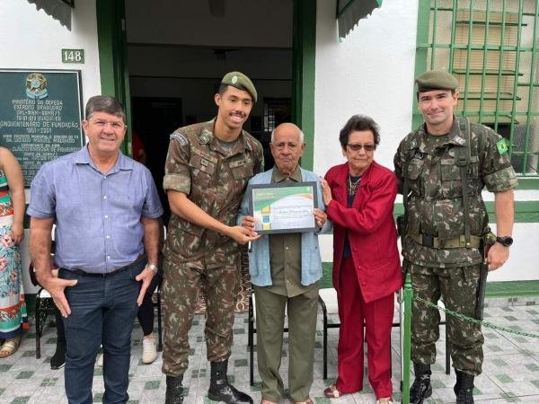 Ex-combatente completa 100 anos e recebe homenagem do tiro de guerra