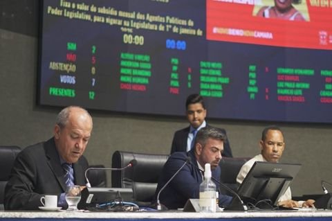 Vereadores derrubam veto do prefeito e garantem salário de R$ 17,6 mil