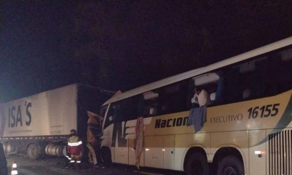 Motorista morre e 11 pessoas ficam feridas em acidente com ônibus