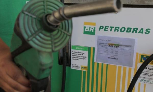 Petrobras reduz preço da gasolina em 4,66% para distribuidoras