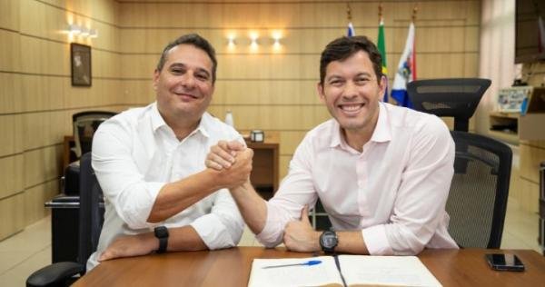 O prefeito Arnaldinho Borgo transmite cargo de prefeito para o presidente da Câmara de Vereadores de Vila Velha  Bruno Lorenzutti