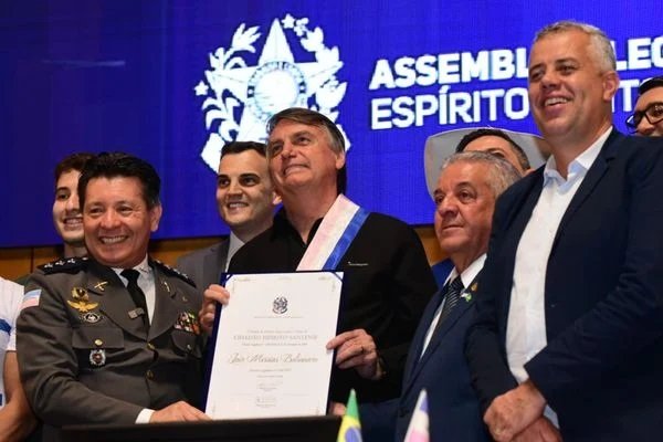 Bolsonaro é homenageado no ES e defende presos por atos golpistas