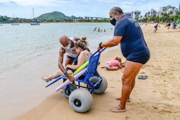 Praia acessível: onde tem banho de mar inclusivo e quem pode usar