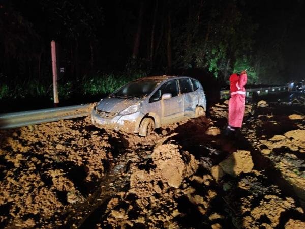 Queda de barreira na BR-262: após interdição total, trânsito é liberado em pare e siga