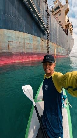 Perigo em alto mar: com prancha, capixaba chega perto de navios