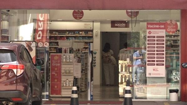 Bandido faz reféns e rouba dinheiro do cofre de farmácia na Praia da Costa