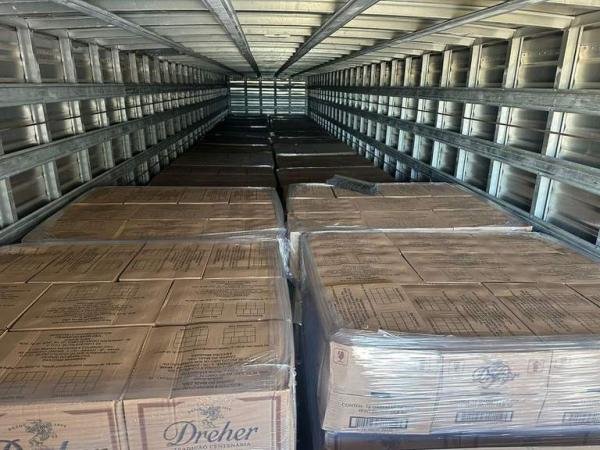 Caminhão é flagrado transportando 1,8 mil caixas de conhaque sem nota fiscal no ES