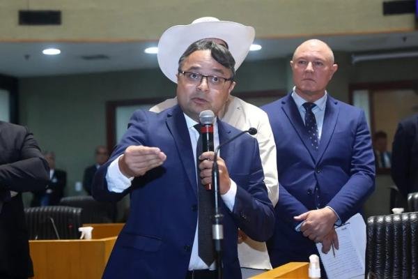 Vandinho Leite mergulha no municipalismo e cola em Casagrande