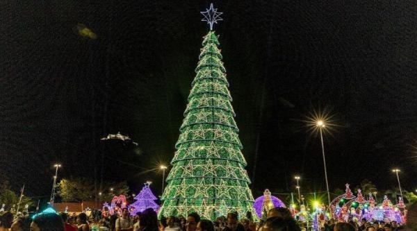 ​A magia do Natal encanta famílias com abertura da Vila Natalina na Prainha