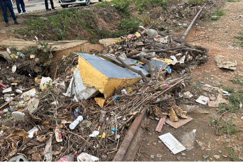 Descarte irregular: após chuva, lixos são recolhidos em redes de drenagem e bueiros