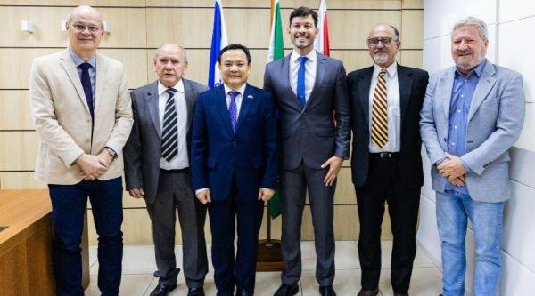 ​Prefeito recebe embaixador do Vietnã no Brasil visando atrair parcerias