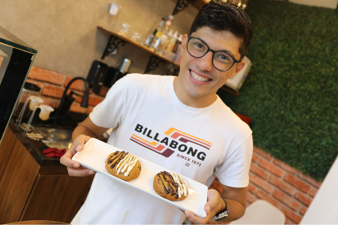 Professor de Matemática troca sala de aula por cookies e faz sucesso com delícias no Mercado Municipal