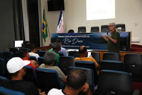 Pescadores e pesquisadores conversam sobre presente e futuro do Rio Doce