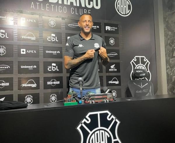 Campeão brasileiro e vice da Libertadores, goleiro Fernando Henrique é apresentado no Rio Branco