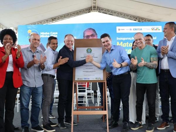 Governador participa da entrega de unidades habitacionais em Linhares