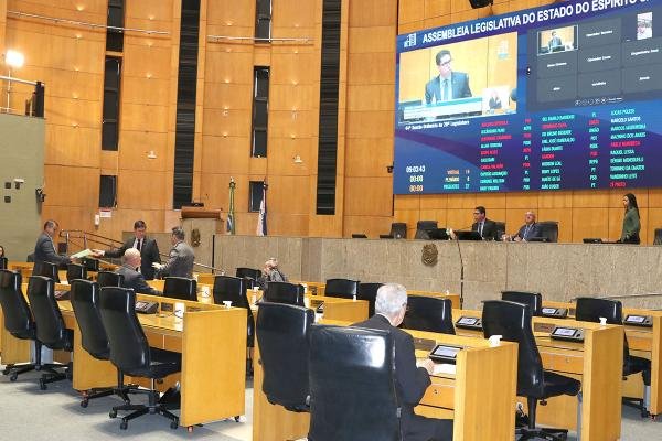 Oito vetos e cinco urgências na pauta desta quarta