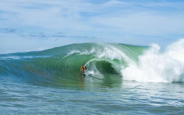 Pico de ondas grandes em Vila Velha é destaque no mundo do surfe