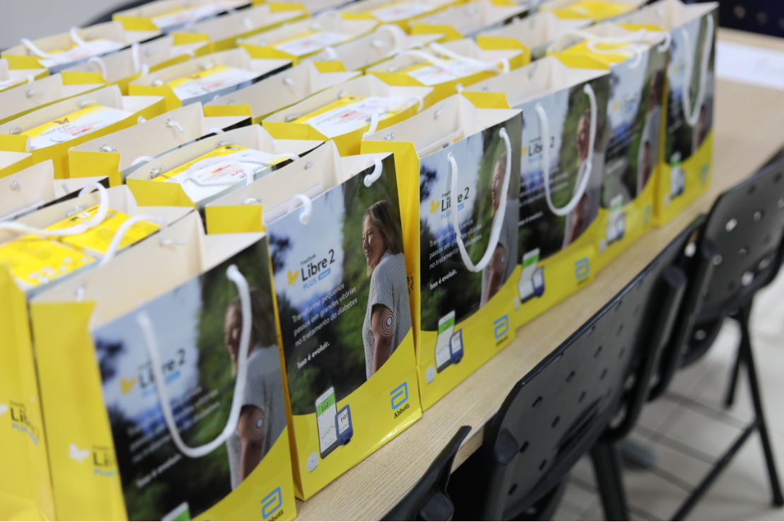 Prefeitura realiza reposição de sensores de monitoramento de glicose para crianças com diabetes