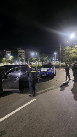 Motorista tenta fugir de blitz, bate em viatura e é detido pela Guarda de Vitória