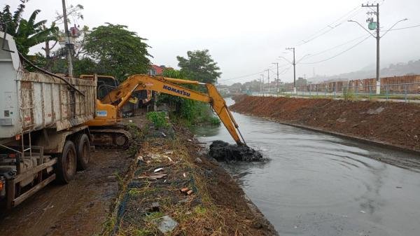 Prefeitura de Cariacica envia equipes da Secretaria de Serviços atuam na limpeza de rio e drenagem nesta quinta (3)