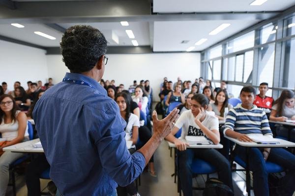 Deputados aprovam projeto para proteger educadores contra violência