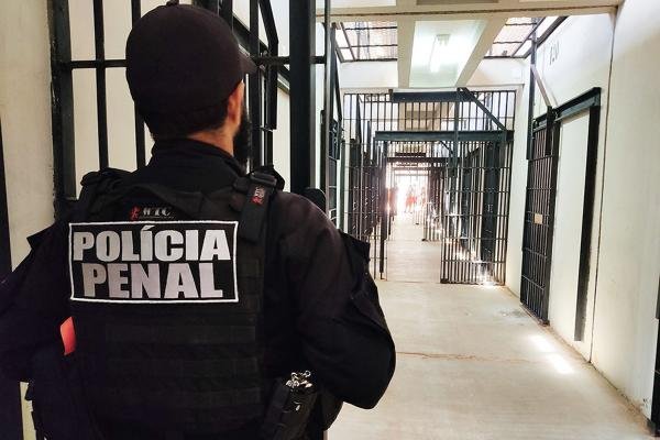 Proposta retira requisito de altura para policial penal