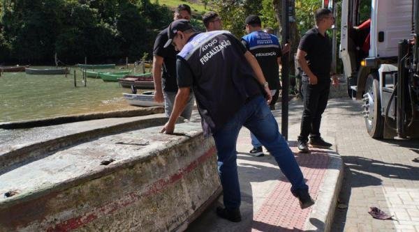 Fiscalização notifica e recolhe embarcações abandonadas na orla