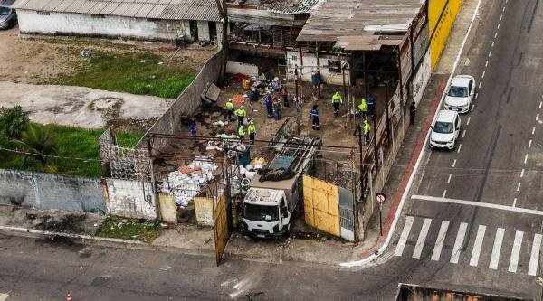 Prefeitura de Vila Velha fechou e demoliu mais um sucatão nesta sexta-feira