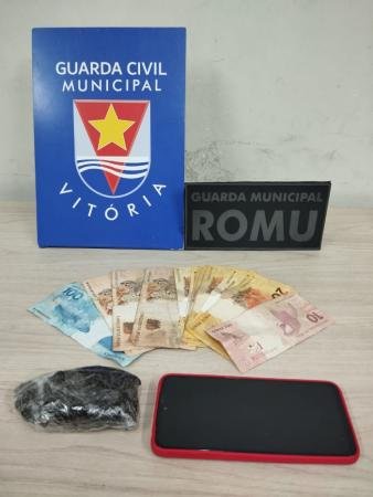 Guarda apreende drogas, dinheiro e veículo usado para tráfico em operação no bairro Santa Marta