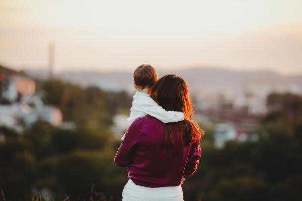 Mães solo poderão ter apoio para emprego e assistência jurídica