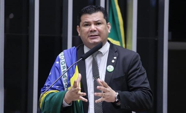 Gilvan da Federal volta a exercer mandato de deputado, após três meses suspenso
