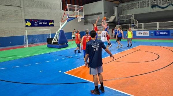 Veteranos do basquete voltam à Arena Tartarugão após reforma do espaço