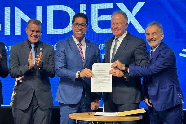 Presidente da Ales recebe prêmio por trabalho em prol do comércio exterior
