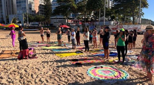Estão abertas inscrições para aulas gratuitas de ioga na Praia da Costa