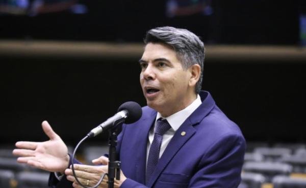Messias Donato cobra esclarecimentos ao MEC sobre a ausência de livros didáticos
