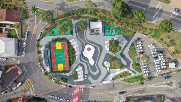 Quadra Poliesportiva da Praça de Viana Sede é entregue revitalizada à população