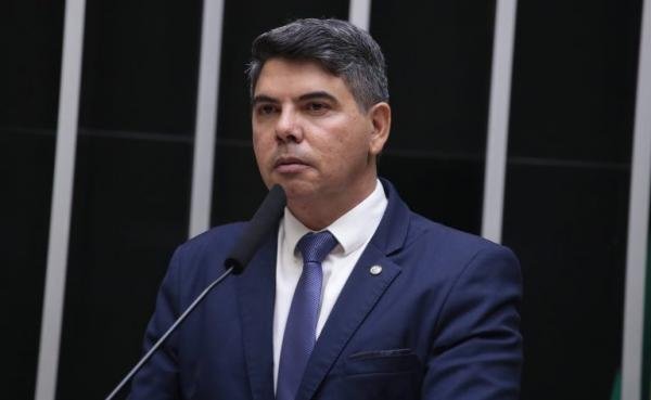 Deputado Federal Messias Donato cobra respostas do governo sobre avanço do PCC no mercado de agrotóxicos