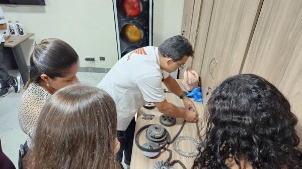 Detran|ES oferece cursos de pilotagem e de mecânica de motocicleta para mulheres