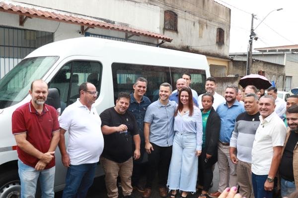Prefeitura de Viana entrega van adaptada para a APAE e garante mais conforto e segurança no transporte dos alunos