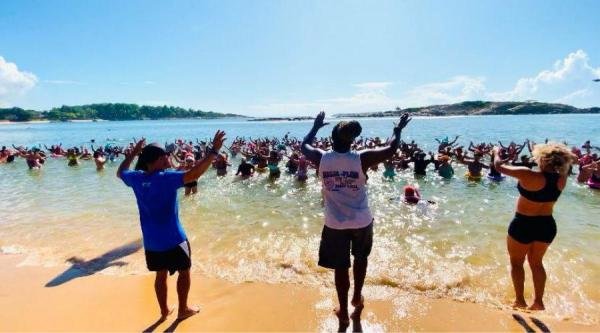 Município oferece 150 vagas para aulas de hidroginástica na Praia da Costa