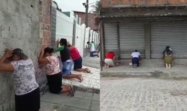 Evangélicos oram de joelhos nas ruas de cidade em Pernambuco