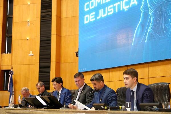 Proibição de celular em escolas do ES avança na Assembleia